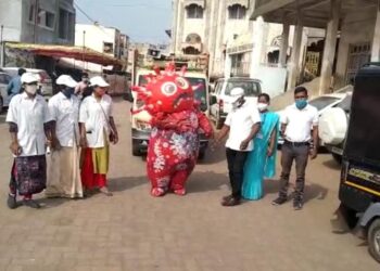 विसरवाडी आठवडे बाजारात कोरोना प्रतिकृती तयार करून करण्यात आली जनजागृती