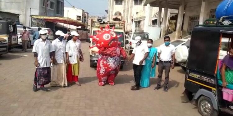 विसरवाडी आठवडे बाजारात कोरोना प्रतिकृती तयार करून करण्यात आली जनजागृती