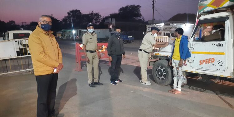 विनामस्क प्रवास करणाऱ्या 20 नागरिकांना आर्थिक दंड, म्हसावद पोलीस स्टेशन तपासणी नाक्यावर चोख लक्ष