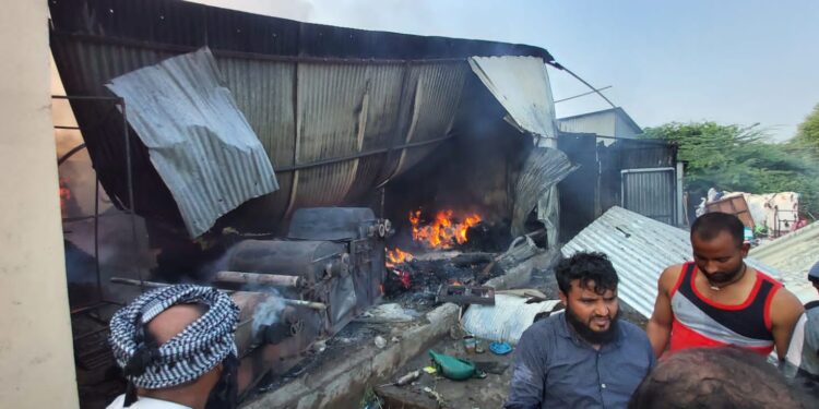 तळोदा येथे प्लास्टिक पासून दोरी बनविण्याच्या कारखान्याला आग