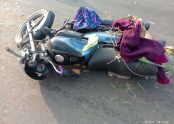 दोन दुचाकींची समोरासमोर धडक ,अपघातात महिला ठार तर दोघे जखमी