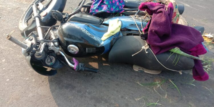 दोन दुचाकींची समोरासमोर धडक ,अपघातात महिला ठार तर दोघे जखमी