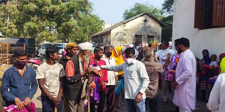 नवापूर येथे भारतीय सेना दिवसानिर्मित काँग्रेसतर्फे 138 गरजूंना ब्लँकेट वाटप