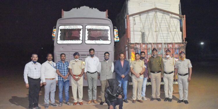 २०० लॉजेस ५० पार्किंगच्या जागा तपासून स्थानिक गुन्हे शाखेने गुजरात मधुन ५० लाखांच्या कापसाच्या गठाणी तर संशयीत आरोपीस राजस्थान येथून केली अटक