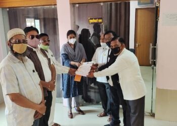 तळोदा ग्राहक पंचायत महाराष्ट्र व प्रवासी महासंघ यांच्यातर्फे मुख्याधिकारी यांना निवेदन