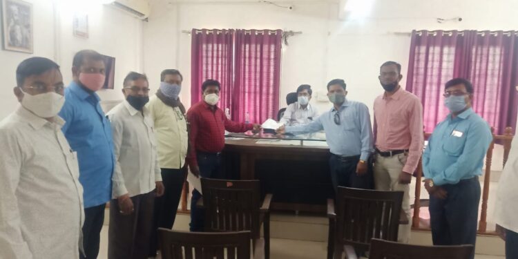 विद्यार्थ्यांसहित जिल्हा परिषद प्राथमिक शाळा सुरू करा , महाराष्ट्र राज्य शिक्षक परिषदेचे शहादा तहसीलदारांना निवेदन