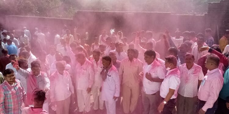 काँग्रेसच्या बालेकिल्ल्याला खिंडार पाडत धडगाव नगर पंचायतवर शिवसेनेने भगवा फडकवला,  शिवसेना 13, काँग्रेस 3 तर भाजपा 1 जागेवर विजयी