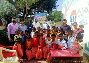 स्वेटर वाटप करून दयानंद जाधव यांच्या मुलांचा वाढदिवस साजरा