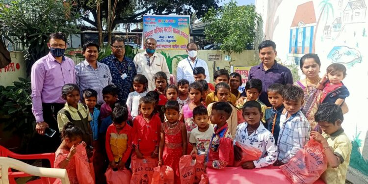 स्वेटर वाटप करून दयानंद जाधव यांच्या मुलांचा वाढदिवस साजरा