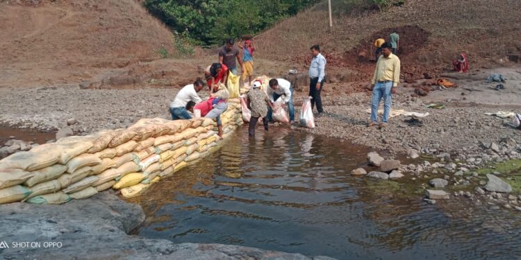 अक्राणी तालुक्यातील मांडवी खु.येथे जलसाक्षरता समितीतर्फे श्रमदानातून केली वनराई बंधाऱ्याची निर्मिती