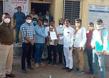 मोलगी येथे बँक ऑफ महाराष्ट्रा शाखेच्या कामकाजाच्या विरोधात भाजपाचे ठिय्या आंदोलन