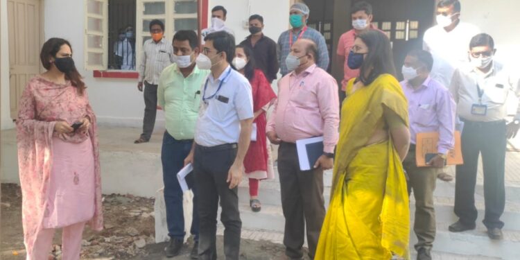 नवापूर शहरातील कोविड सेंटरसह  केयर युनिटची इमारतीची व ऑक्सिजन प्लांन्टची जिल्हाधिकारी मनिषा खत्री यांनी केली पाहणी