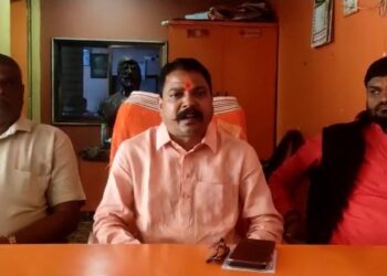 पोलिस प्रशासनाचा निषेध करीत शिवसेनेने दिले तहसीलदारांना निवेदन