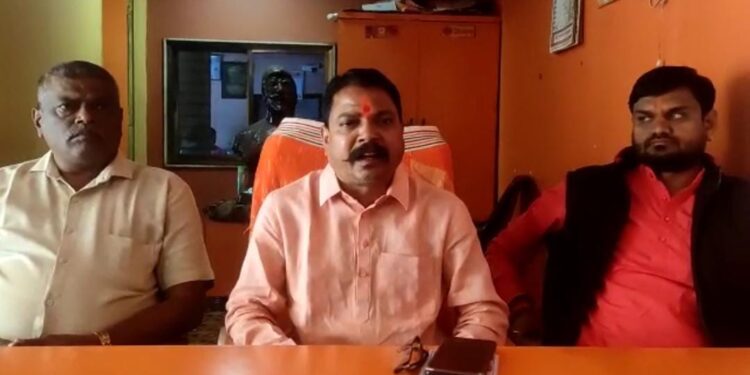 पोलिस प्रशासनाचा निषेध करीत शिवसेनेने दिले तहसीलदारांना निवेदन