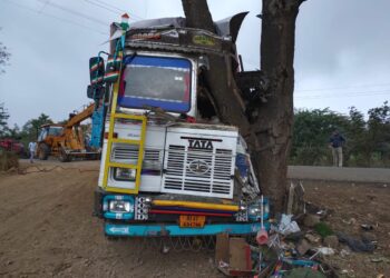 खापर शिवारात कंटेनरचा भिषण अपघातात एक जण ठार, १० गुरे दगावली,चालक फरार