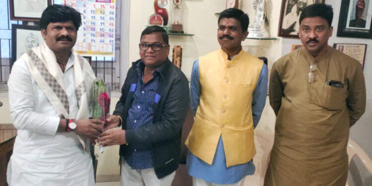 भाजपा आ.गोपीचंद पडळकर यांची भरत गावीत यांच्या कार्यालयात सदिच्छा भेट