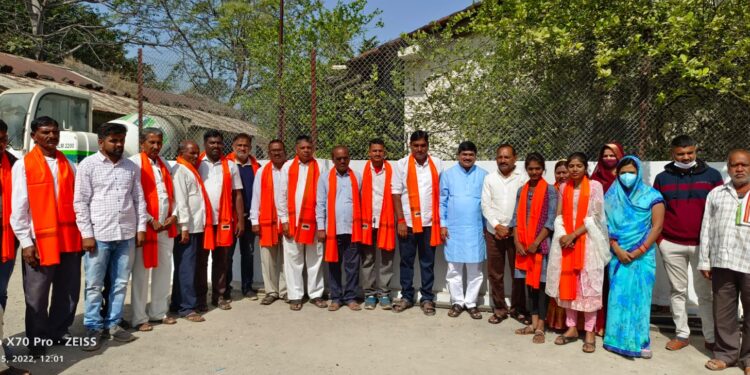 धडगांव नगरपंचायतीच्या नवनिर्वाचित नगरसेवकांचा संपर्कप्रमुख बबनराव थोरात यांच्याहस्ते सत्कार