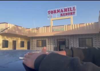 तोरणमाळ येथील हॉटेल तोरणाहिल समोर पार्क केलेल्या गाड्यांवर साचला बर्फाचा थर