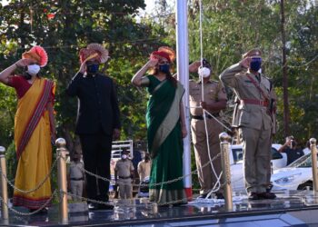 प्रजासत्ताक दिनानिमित्त जिल्हाधिकारी मनीषा खत्री यांच्या हस्ते मुख्य ध्वजारोहण