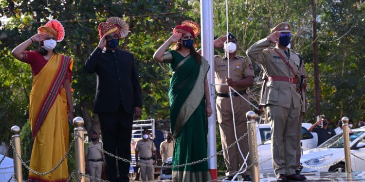 प्रजासत्ताक दिनानिमित्त जिल्हाधिकारी मनीषा खत्री यांच्या हस्ते मुख्य ध्वजारोहण