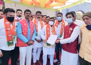 नवापूर येथे भाजपातर्फे भरत गावीत यांच्या नेतृत्वात प्रजासत्ताकदिनी  जनहिताच्या कामासाठी धरणे आंदोलन, आश्वासनानंतर आंदोलन मागे