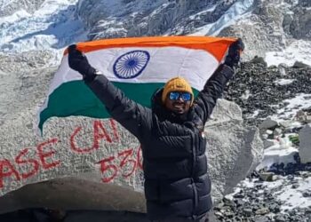 आंतरराष्ट्रीय गिर्यारोहक अनिल वसावे यांनी उने ३० अंश सेल्सियस तापमानात एव्हरेस्ट बेस कँप मोहीम केली यशस्वी