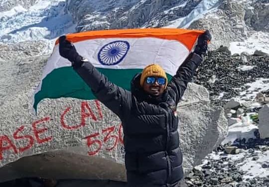 आंतरराष्ट्रीय गिर्यारोहक अनिल वसावे यांनी उने ३० अंश सेल्सियस तापमानात एव्हरेस्ट बेस कँप मोहीम केली यशस्वी