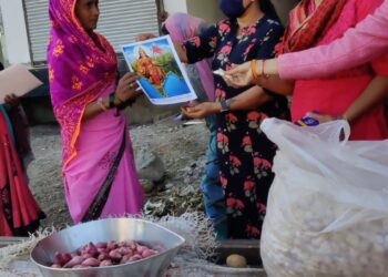 श्रमिक भगिनीं सोबत हळदी-कुंकवाचा कार्यक्रम राष्ट्रीय स्वयंसेवक संघ जनकल्याण समिती नंदुरबारचा उपक्रम