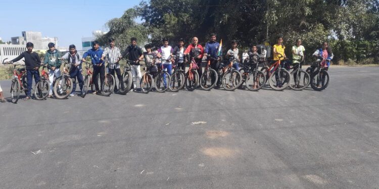 आजादी का अमृत महोत्सवअंतर्गत प्रजासत्ताक दिनी 26 किलोमीटर सायकल मॅरेथाॅन 20 विद्यार्थ्यांनी केले पूर्ण