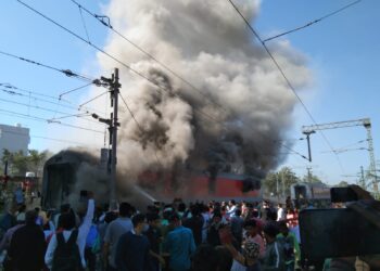 नंदूरबार रेल्वे स्टेशन वर गांधीधाम पुरी रेल्वेला भीषण आग, आग विझवण्यासाठी शर्थीचे प्रयत्न सुरू