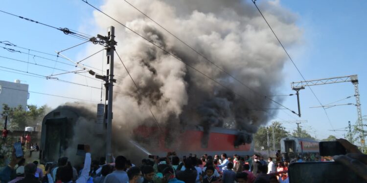 नंदूरबार रेल्वे स्टेशन वर गांधीधाम पुरी रेल्वेला भीषण आग, आग विझवण्यासाठी शर्थीचे प्रयत्न सुरू