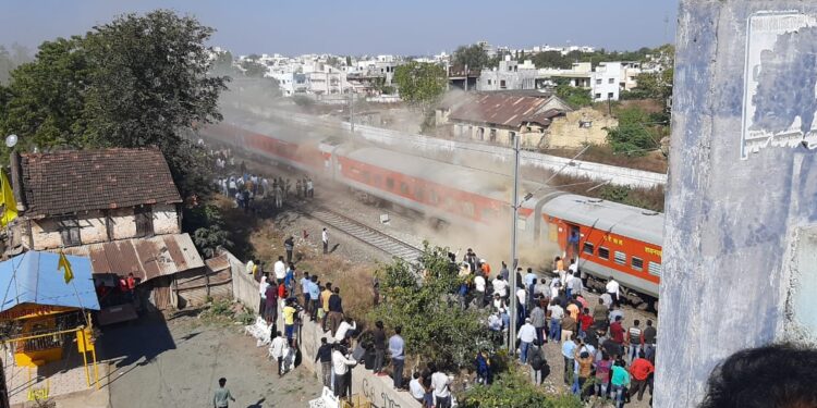 ‘द बर्निंग ट्रेन’ ; अखेर गांधीधाम-पुरी एक्सप्रेस रवाना, आगीचे कारण गुलदस्त्यात