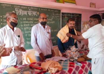 ईश्वर माळी यांचा शिक्षण परिषदेत सन्मान