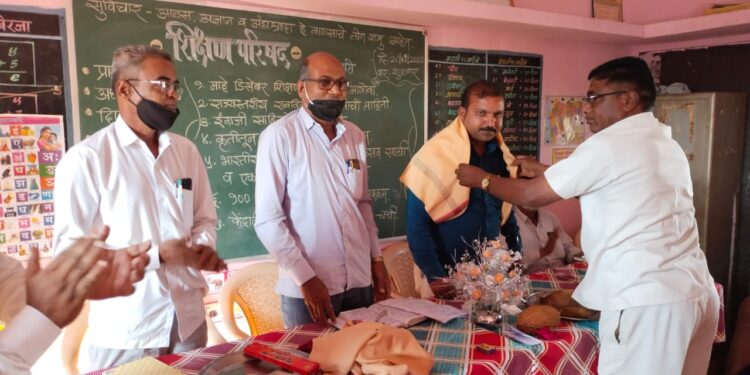 ईश्वर माळी यांचा शिक्षण परिषदेत सन्मान