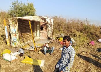 मोटारसायकलला वाचविण्याच्या प्रयत्नात पीकअपचा अपघात, ९ जण गंभीर जखमी