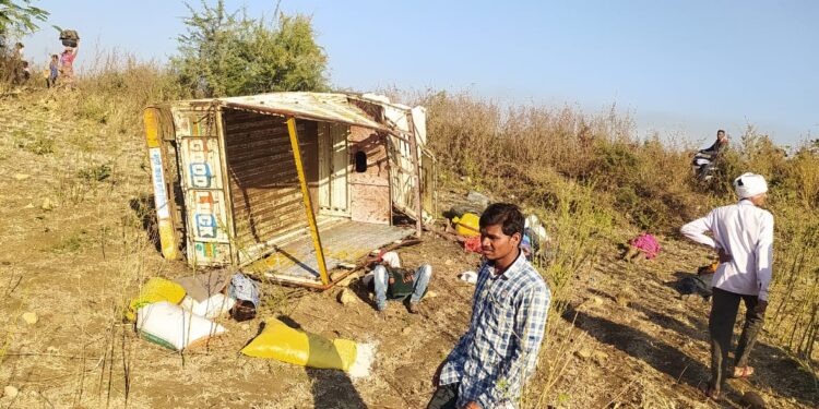 मोटारसायकलला वाचविण्याच्या प्रयत्नात पीकअपचा अपघात, ९ जण गंभीर जखमी