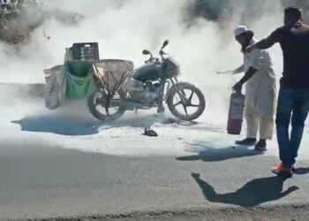 नवापूर येथे धावत्या मोटरसायकलला लागली आग,अनर्थ टळला