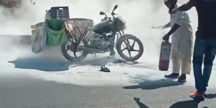 नवापूर येथे धावत्या मोटरसायकलला लागली आग,अनर्थ टळला