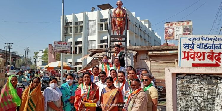 शहादा येथे राष्ट्रपिता महात्मा गांधी यांच्या पुण्यतिथी निमित्त राष्ट्रवादीतर्फे अभिवादन