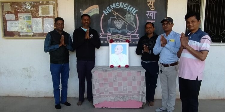 नेमसुशिल विद्यामंदिरात महात्मा गांधी यांच्या पुण्यतिथीनिमित्त अभिवादन