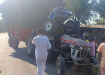 विचित्र अपघात : ऊसाने भरलेले ट्रॅक्टर दूसऱ्या ट्रॅक्टर वर जाऊन आदळले