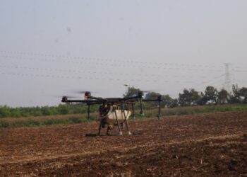 ड्रोनद्वारे १० मिनिटात एक एकर क्षेत्रावर फवारणी, कृषी विज्ञान केंद्रात करण्यात आले प्रात्यक्षिक