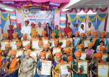 शहादा येथे उत्तर महाराष्ट्रातील 5 आदर्श दांपत्य 55 आदर्श शिक्षिकांचा पुरस्कार सन्मान सोहळा,  आदर्श दाम्पत्य पुरस्काराचेही वितरण, महात्मा ज्योतिबा फुले युवा मंचचा स्तुत्य उपक्रम