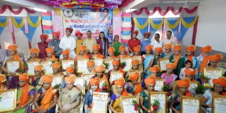 शहादा येथे उत्तर महाराष्ट्रातील 5 आदर्श दांपत्य 55 आदर्श शिक्षिकांचा पुरस्कार सन्मान सोहळा, आदर्श दाम्पत्य पुरस्काराचेही वितरण, महात्मा ज्योतिबा फुले युवा मंचचा स्तुत्य उपक्रम