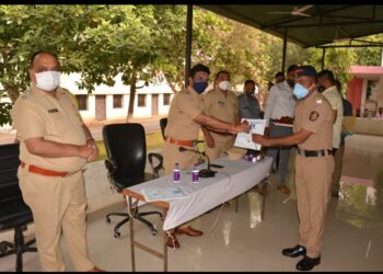 जिल्हा पोलीस अधीक्षक पी . आर . पाटील यांनी कर्मचाऱ्यांची संक्रांत केली गोड,५३ पोलीस नाईक यांना पोलीस हवालदार पदी पदोन्नती