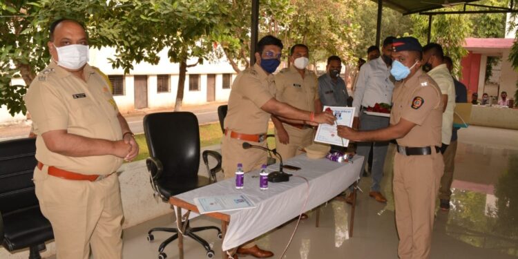 जिल्हा पोलीस अधीक्षक पी . आर . पाटील यांनी कर्मचाऱ्यांची संक्रांत केली गोड,५३ पोलीस नाईक यांना पोलीस हवालदार पदी पदोन्नती