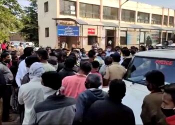 अमळथे येथे विद्युत खांबावरून युवकाचा ७ तासानंतर उतरवला मृतदेह,  संतप्त नातेवाईकांचा मृतदेह घेण्यास नकार, आश्वासनानंतर तिढा सुटला