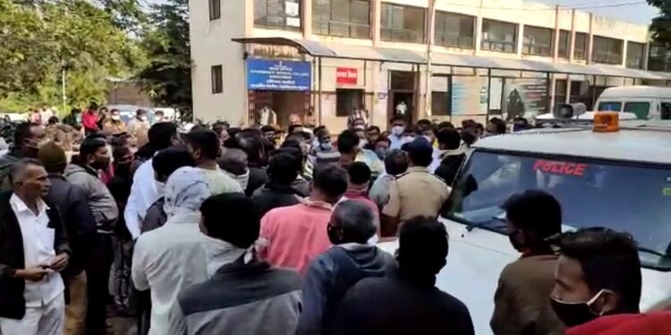 अमळथे येथे विद्युत खांबावरून युवकाचा ७ तासानंतर उतरवला मृतदेह, संतप्त नातेवाईकांचा मृतदेह घेण्यास नकार, आश्वासनानंतर तिढा सुटला