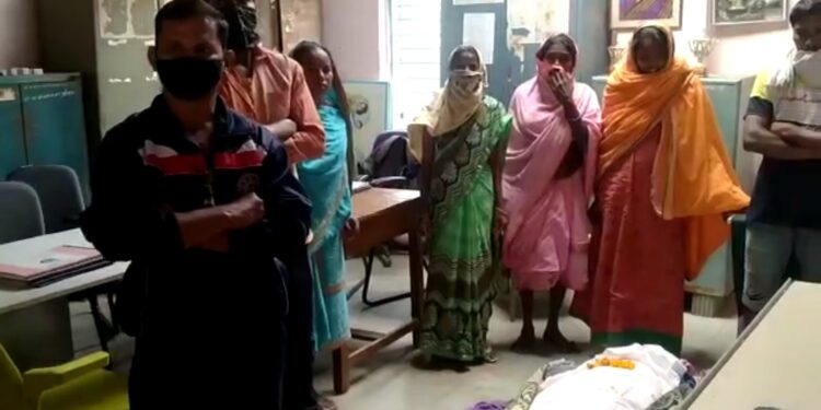 हातधूई येथील शासकीय आश्रमशाळेतील विद्यार्थ्याच्या आत्महत्येप्रकरणी अधिक्षक निलंबित, मुख्याध्यापकासह इतर तीन शिक्षकांची वेतनवाढ थांबवली