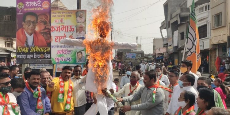नाना पटोले यांच्या प्रतिकात्मक पुतळ्याचे दहन